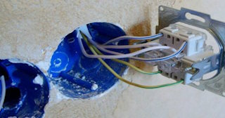 Монтаж проходного выключателя от 580 руб. в Муравленко